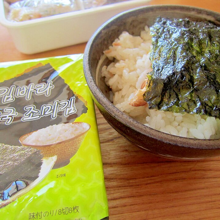 鮭炊き込み御飯韓国海苔添え